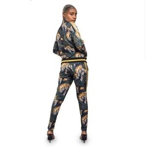 Victorious Black Jungle Floral
Joggers - Size Large